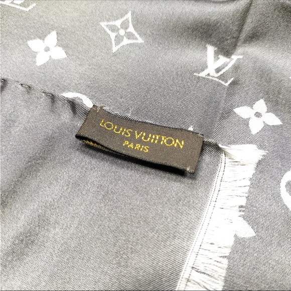 Authentic Louis Vuitton 💯 silk scarf - Picture 5 of 10